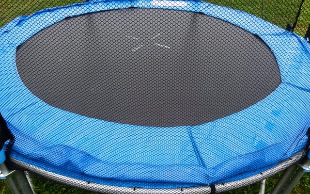 Hoppende glæde: Gør legen sjovere med Salta trampoliner til børn og voksne
